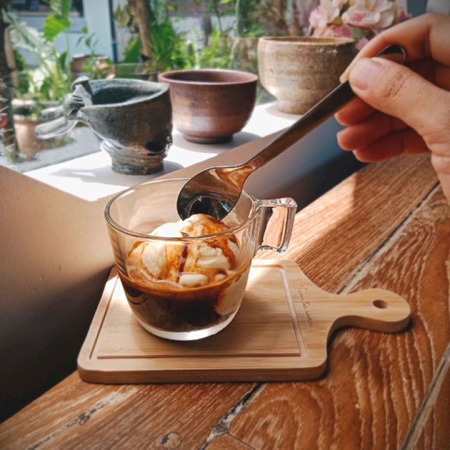 The Lao Cafe' Coffee& Music Angthong