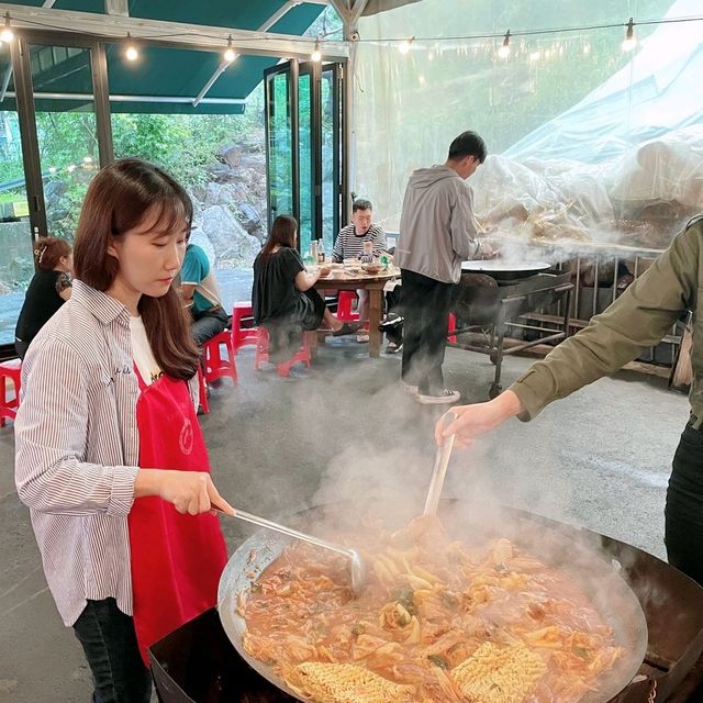 솥뚜껑 닭볶음탕으로 몸보신! "산골농원"