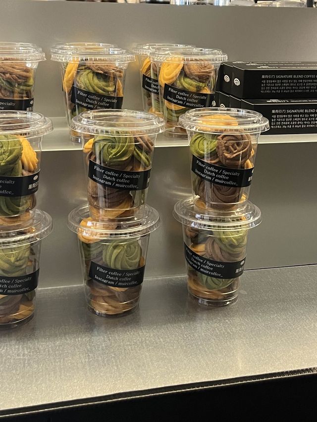 아몬드 아인슈페너가 너무 맛있는 합정 카페 만유인력