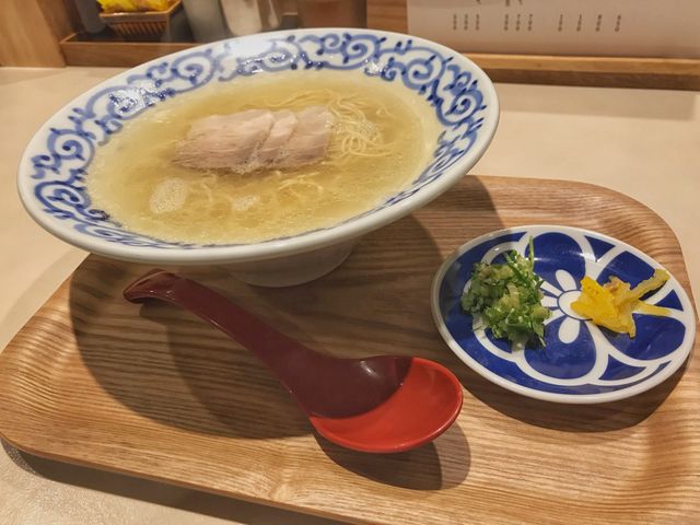透き通るとんこつスープが魅力的