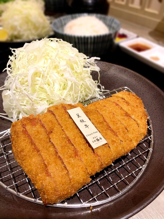 超懷念的鐵板牛排🥩  超超超掛住日本美食呀😍  銅鑼灣呢間京都勝牛有吉列牛食 即刻入去試吓 餐廳仲有教學教你點樣燒先最好食  「霙花翼板牛排套餐」 $168 炸得勁靚嘅霙花翼板牛 職員將熱辣辣嘅石 超懷念的鐵板牛排🥩  超超超掛住日本美食呀😍  銅鑼灣呢間京都勝牛有吉列牛食 即刻入去試吓 餐廳仲有教學教你點樣燒先最好食  「霙花翼板牛排套餐」 $168 炸得勁靚嘅霙花翼板牛 職員將熱辣辣嘅石