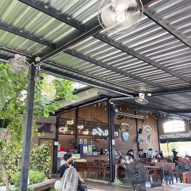 มีน้ำมีปลา 🐟 ร้านอาหารริมแม่น้ำ วิวดีมากกก🫧🎉