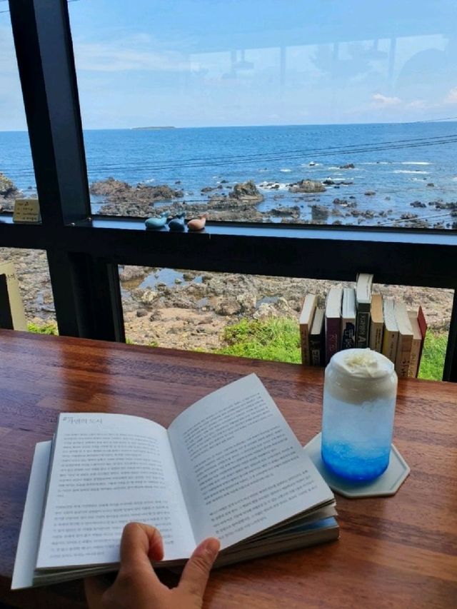바다를 바라보며 책 읽을 수 있는 카페