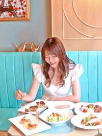 法式 Tiffany Blue 打卡餐廳  好Sharp嘅餐廳門口，引起咗我哋注意 望吓入面，餐廳仲幾靚添，好啱打卡影靚相 我哋就決定入去坐吓🥰  平日嘅下午，人比較少，可以慢慢打卡影相 呢度真係好