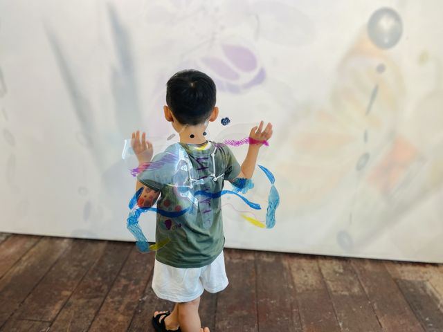 參觀兒童作品畫作展覽！有自己的作品展出～