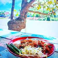 สีดำนมสด คาเฟ่และร้านอาหาร ริมแม่น้ำปราจีน
