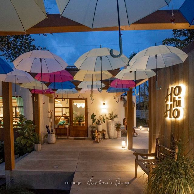 คาเฟ่กึ่งร้านอาหารสไตล์โฮมมี่ ย่านราไวย์ 