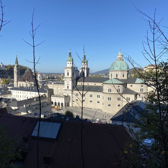 A city at the foot of the Alps