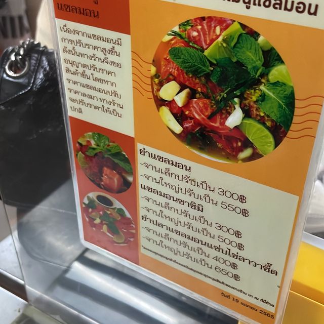 兩個人挑戰最大份既米芝連mama面 ，  D蟹真係啖啖肉