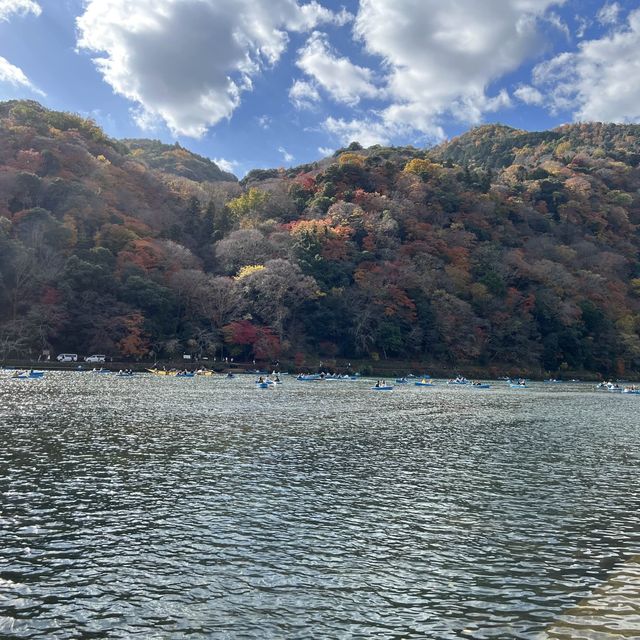 日本京都知名景點｜渡月橋，好多人坐在這裡吹風喝咖啡，還可以划船