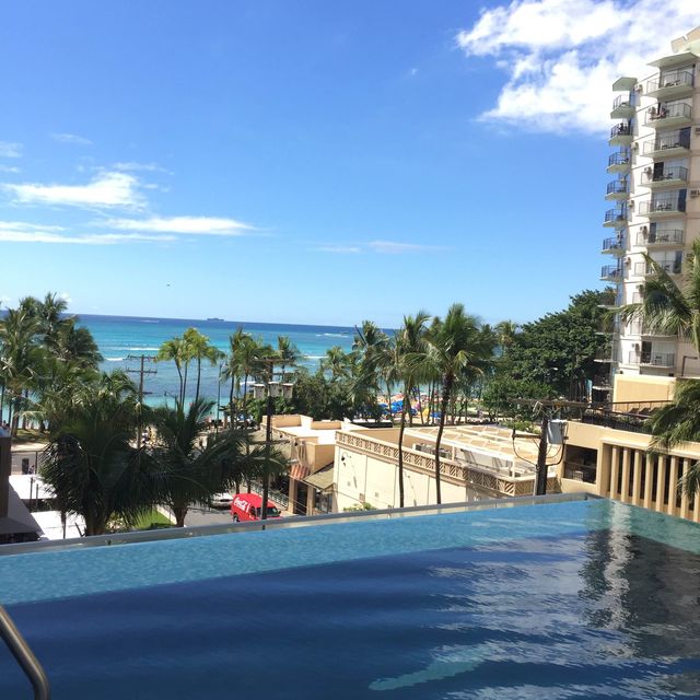 Infinity pool with Aloha 