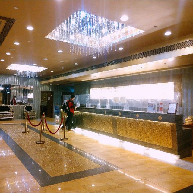 外表金碧輝煌的華美達海景酒店