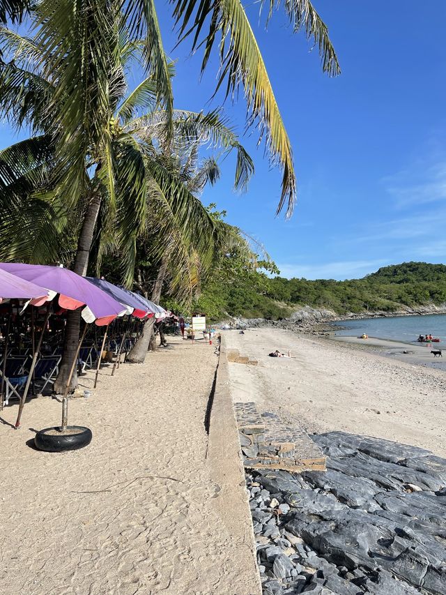 หาดถ้ำพัง หาดที่เล่นน้ำได้บนเกาะสีชัง