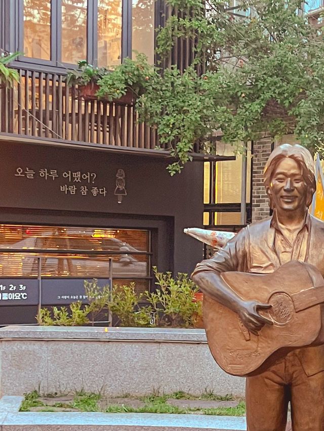 대구에서 가수 김광석의 삶과 음악을 느껴보세요✨