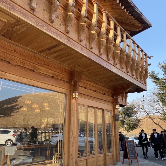 대릉원 뷰가 한눈에 ! 황리단길 카페 —월성과자점