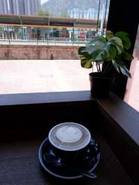 輕鐵旁的木系Cafe 