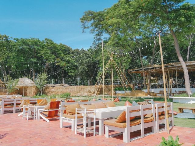 The Oxygen Pattaya คาเฟ่ริมทะเลสไตล์ tropical