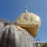 พระธาตุอินแขวน ก้อนหินแห่งศรัทธา