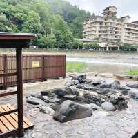 【鳥取県:三朝】三徳川のすぐそばを流れる三朝温泉のシンボル河原風呂。