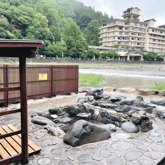 【鳥取県:三朝】三徳川のすぐそばを流れる三朝温泉のシンボル河原風呂。