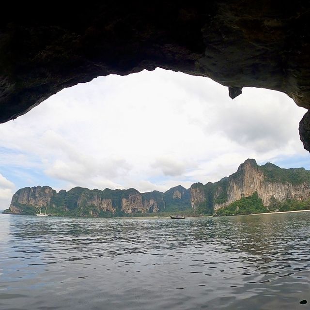 พายคายัคลอดถ้ำ สุดตื่นเต้น  ที่หาดไร่เลย์