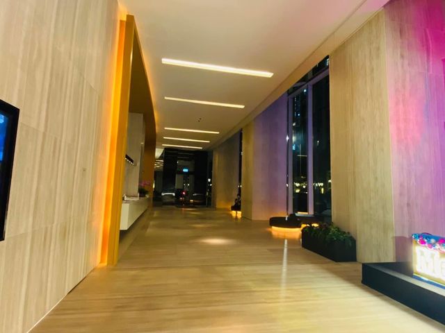 《 Hotel East 》 《 Hotel East 》