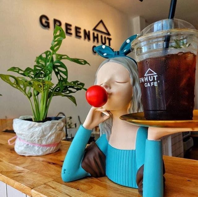 คาเฟ่สีขาวหน้าวัดร่องขุ่น GREENHUT CAFÉ 