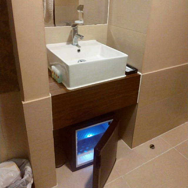 外表金碧輝煌的華美達海景酒店