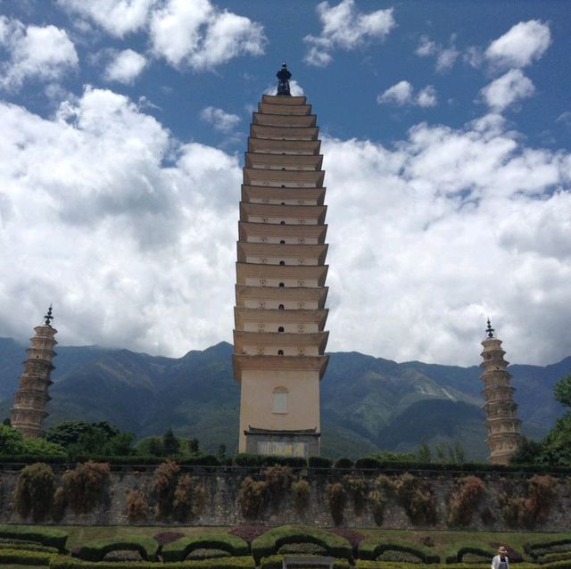 中国 雲南省 大理 "崇聖寺三塔"  雲南の山々に囲まれた神秘的な趣が心を打つ!!