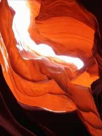 Go to the narrowest and most magical Antelope Canyon in the world to enjoy the magical and colorful colors.