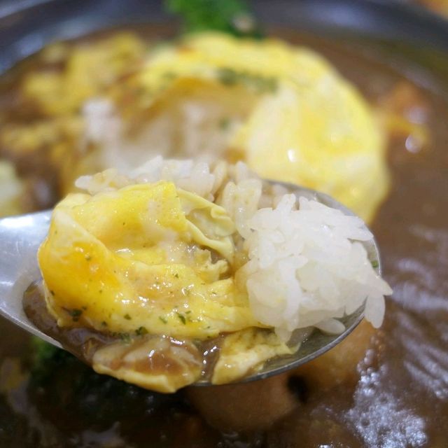 貓奴必來!新店咖哩—迎食流咖哩/蓋飯/歐姆蛋，平價美味，免費加醬加飯一次