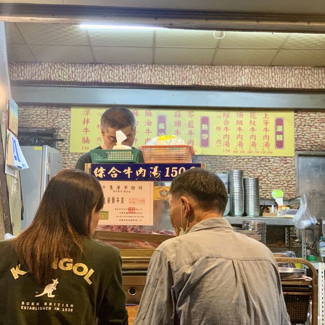 夜晚漫遊台南神農街，逛完再去吃鬍鬚忠牛肉湯