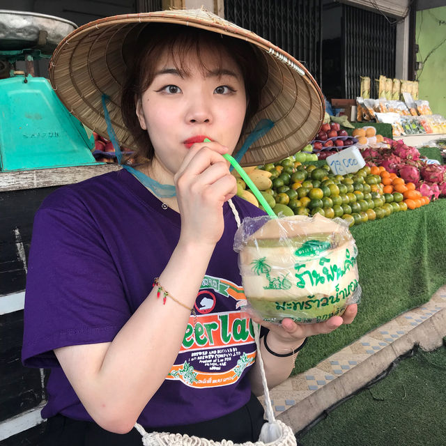 라오스에서 즐기는 신선한 코코넛주스 🥥 