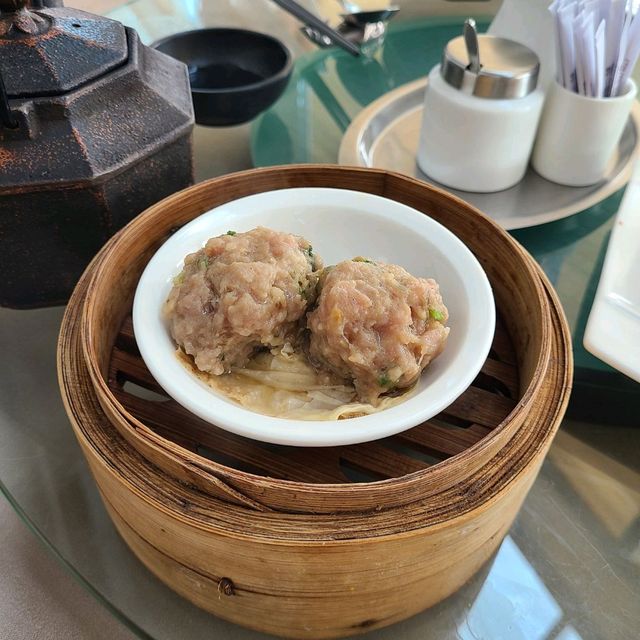 有靚海景及酒吧的中菜廳