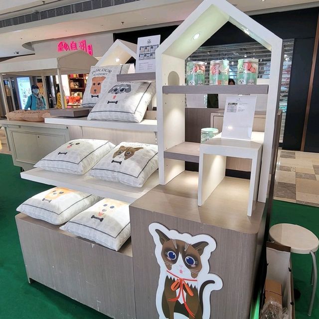 《聖誕寵物嘉年華暨》 期間限定店 🤩～  香港山頂廣場 🎊 