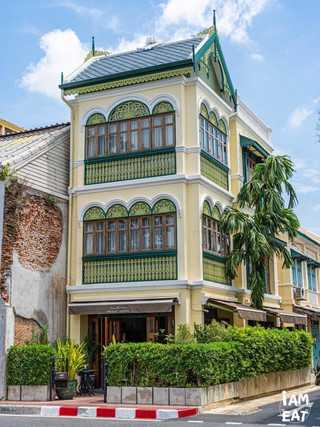 คาเฟ่เล็กๆในตึกโรงแรมสไตล์วินเทจ📻 ฟีลเมืองเก่าย่านแพร่งภูธรบรรยากาศเหม่อนไปนั่งจิบกาแฟบ้านเพื่อน☕️ The ไนท์ Cafe by The Knight House 

🏠ร้านจะอยู่ในโรงแรม The Knight House เป็นโรงแรมเล็กๆตกแต่งแบบวินเทจเข้ากับบรรยากาศเมืองเก่ามากกก ที่ The ไนท์ Cafe จะมีขายทั้ง ขนมและเครื่องดื่มเลย🍩

🍫Choco lava 140.- ตัวเนื้อเค้กจะฉ่ำๆ ไส้ข้างในเป็นเบอร์รี่ กินรวมกันแล้วจะมีความขมของช็อกโกแลตและความเปรี้ยวอมหวานเล็กน้อยจากผลไม้ทำให้เข้ากันมากกก 
🥤Christmas party 115.- จะมีสตอเบอร์รี่ มิ้นต์ และช็อกโกแลต คล้ายๆดัลโกน่า กินรวมกันแล้วให้ความรู้สึกเหมือนกินกาแฟผลไม้ ที่เพิ่มความหอมของมิ้นต์เข้ามาด้วย

📍The ไนท์ Cafe by The Knight House 21 ถนนบำรุงเมือง แขวงศาลเจ้าพ่อเสือ เขตพระนคร
⏰จันทร์ - ศุกร์ เวลา 07.00 - 17.00 น. และ เสาร์ - อาทิตย์ เวลา 10.00 - 19.00 น.

#cafe #รีวิวคาเฟ่ #หนีร้อนไปคาเฟ่ #ชีวิตติดคาเฟ่ #พิกัดลับ