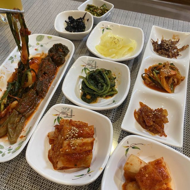 【神戸】大量のパンチャンが並ぶ隠れ韓国料理店