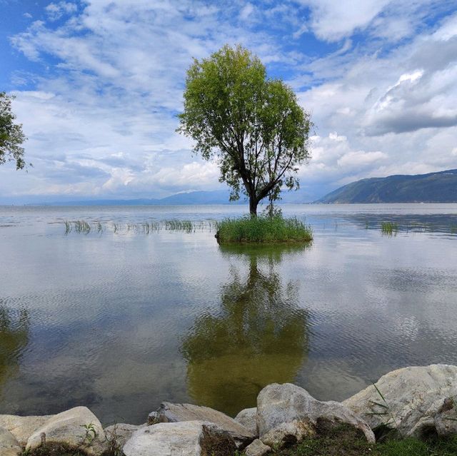 Fairy tale scenery or Erhai lake, Dali
