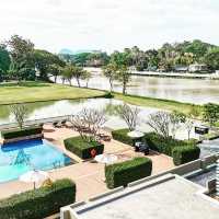 Pool กว้างใหญ่เชื่อมต่อสู่บ่อน้ำธรรมชาติ