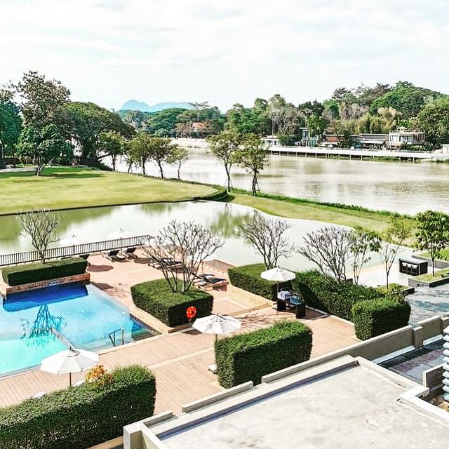 Pool กว้างใหญ่เชื่อมต่อสู่บ่อน้ำธรรมชาติ