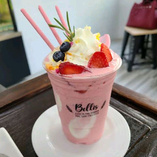 Bellis cafe in the garden 