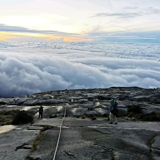 Tinggi tinggi Gunung Kinabalu 