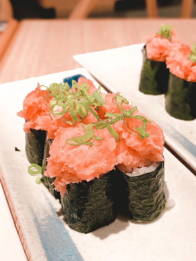 日本過江龍壽司店「美登利」 疫情前已成日去,次次都要等好耐位 啱啱放寬就即衝去食,唔洗等位,正😍 次次嚟都會叫「特上手握壽司盛盒」$238 而家原來叫呢個盛盒同時叫甜品或者飲品都有買一送一優惠,緊喺 日本過江龍壽司店「美登利」 疫情前已成日去,次次都要等好耐位 啱啱放寬就即衝去食,唔洗等位,正😍 次次嚟都會叫「特上手握壽司盛盒」$238 而家原來叫呢個盛盒同時叫甜品或者飲品都有買一送一優惠,緊喺