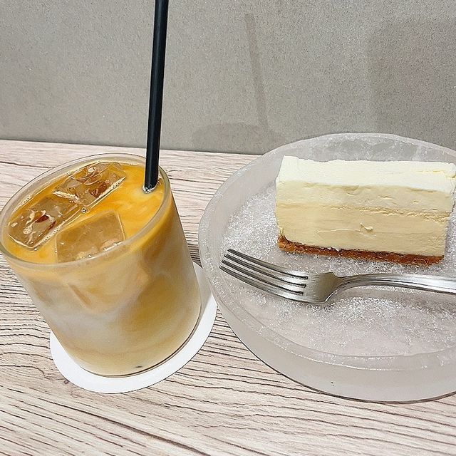 自由が丘 無機質カフェ《MINIMAL MAAT COFFEE》
