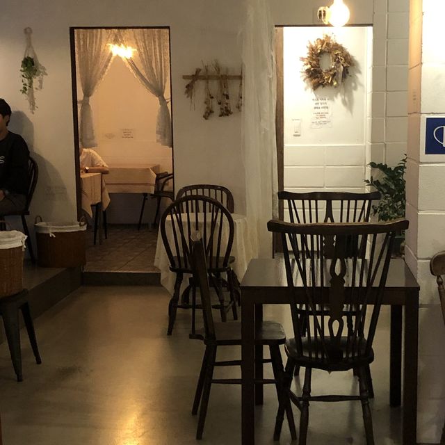 부평 평리단길 앤틱한 인테리어 맛집 '카페 스물하나'