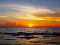 🌅เดินเล่นชิลๆ รอดูพระอาทิตย์ตกดินที่หาดป่าตอง