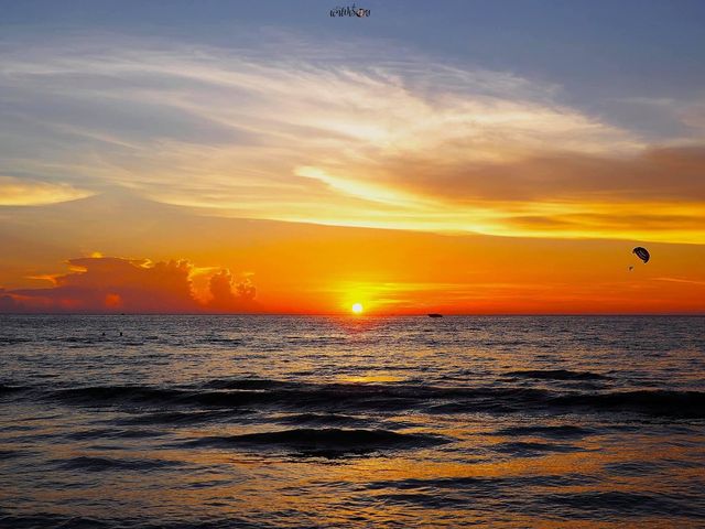 🌅เดินเล่นชิลๆ รอดูพระอาทิตย์ตกดินที่หาดป่าตอง