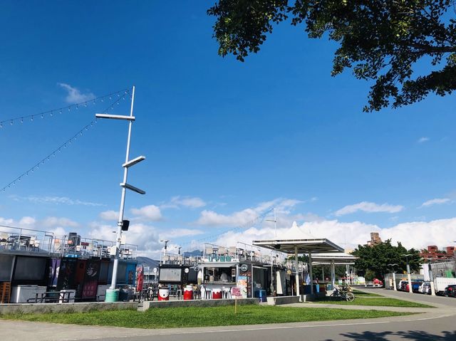 晴空萬里好心情☀️💯大稻埕碼頭貨櫃市集