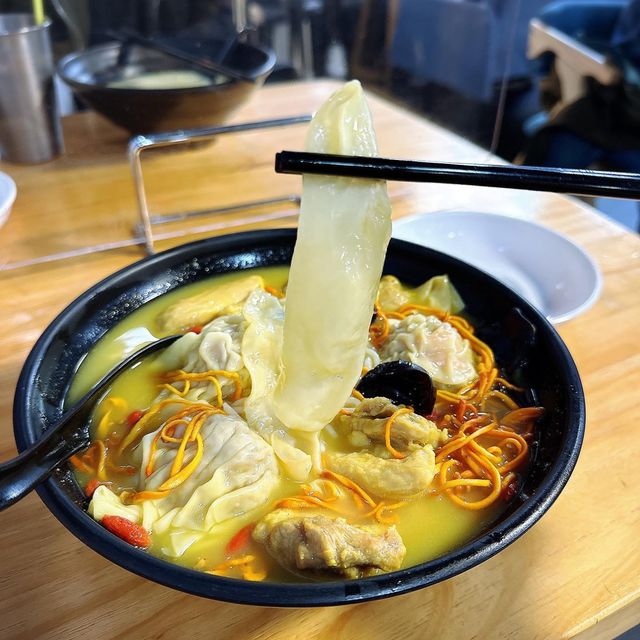 🐔 大大碗足料花膠雲吞雞米線