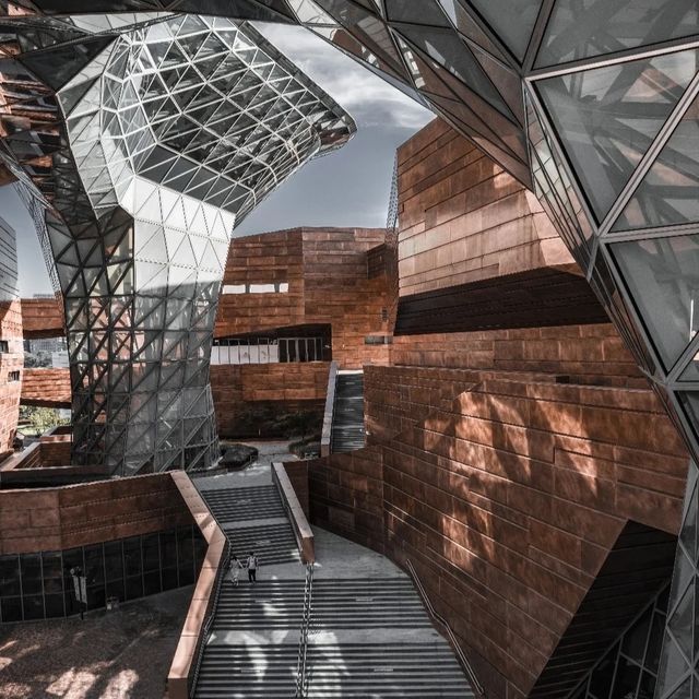 巨型左玻璃震撼建築｜上海世博會博物館